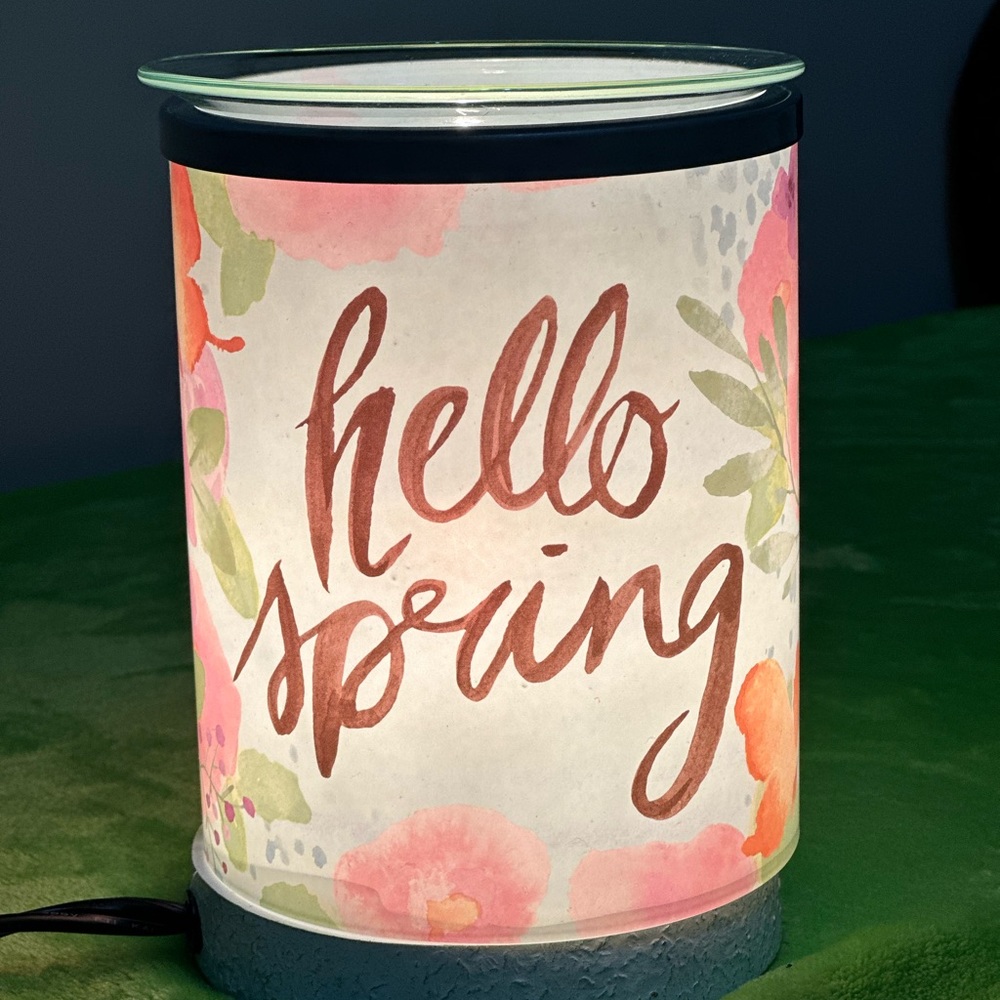 Scentsy warmer uses 25 watt light bulb. Excellent used condition.
